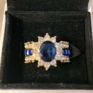 White House Black Market Gorgeous Ring Crystal Cubic Zirconia Gold Blue NWOT
